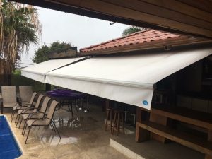 Toldo retrátil: vale a pena? Vantagens, usos e preço